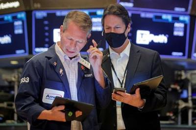 Traders work on the floor of the New York Stock Exchange (NYSE) in New York City, U.S., July 13, 2021. REUTERS/Brendan McDermid