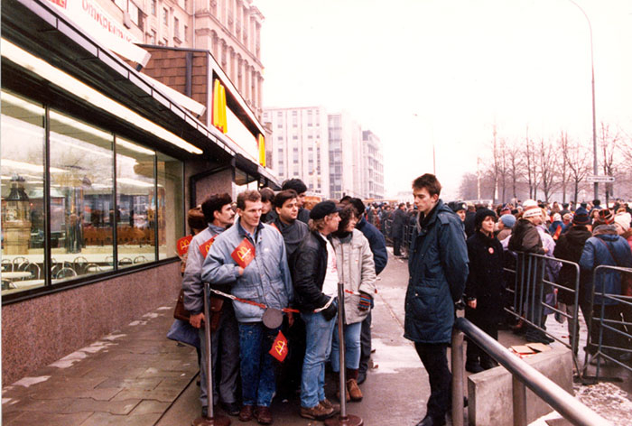 Первый в Москве Макдональдс открылся в 1990 году, в Москве открылся первый советский Макдональдс