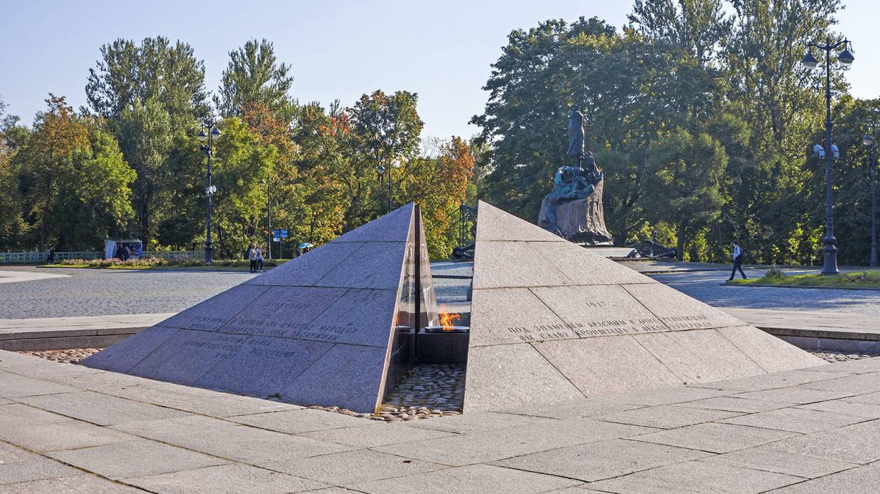 Кронштадт в огне. Кронштадт вечный огонь на якорной площади. Якорная площадь вечный огонь. Вечныймогонь Кронштадт. Братская могила на якорной площади в Кронштадте.