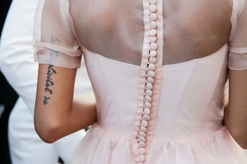 Очаровательный декор спины на одежде: 20 стильных идей Очаровательный декор спины на одежде: 20 стильных идей вдохновение