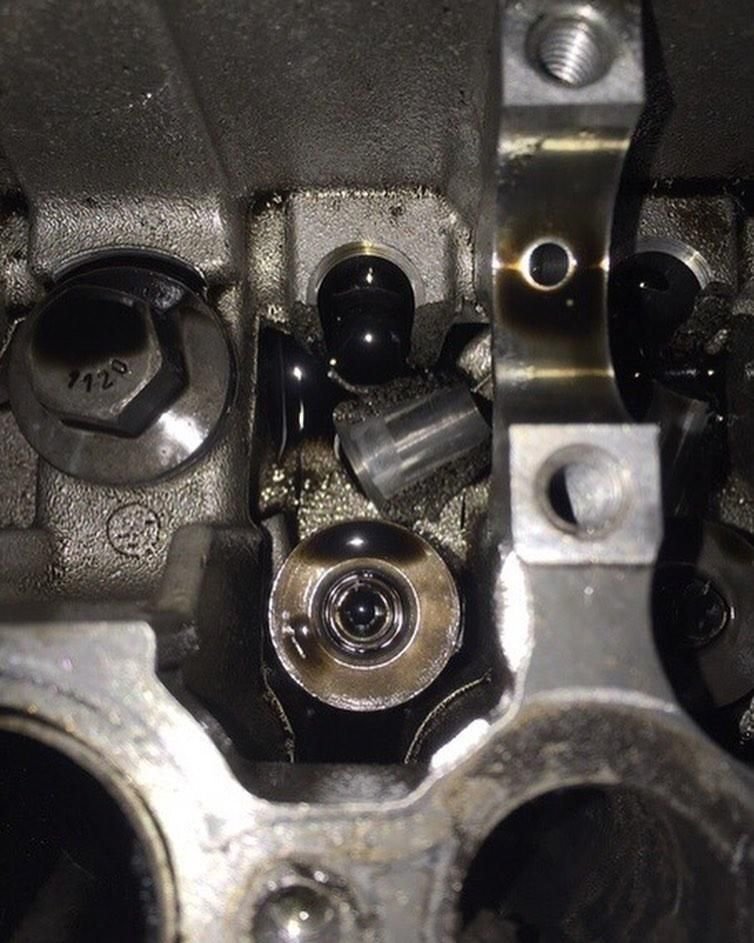 Автослесари забыли под капотом тряпку и теперь должны клиенту новый двигатель Автослесари забыли под капотом тряпку и теперь должны клиенту новый двигатель