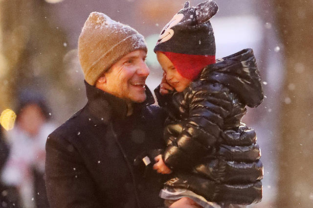 Зимняя сказка: Брэдли Купер с дочкой Леей на прогулке в Нью-Йорке