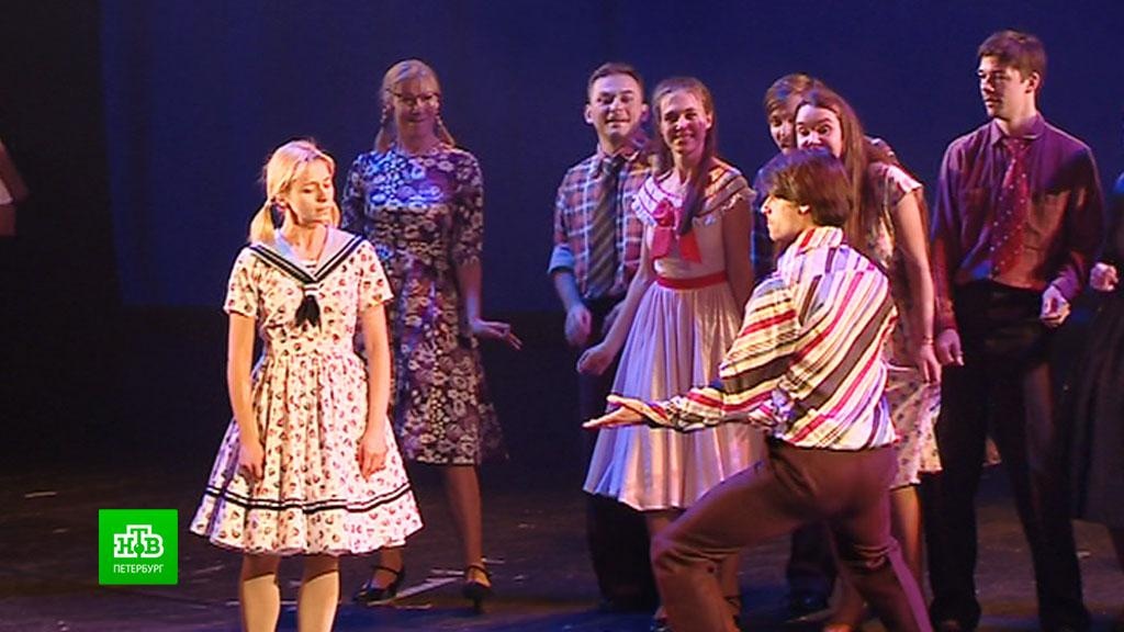 «Балтийский дом» воплотил на сцене знаменитую историю про «Девчат»