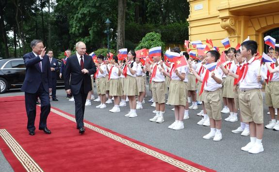 Путин пригласил высших руководителей Вьетнама в удобное время посетить РФ