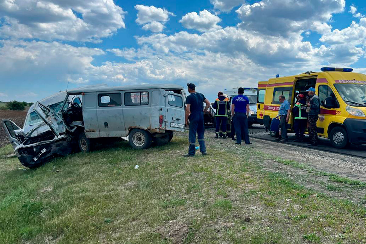 В Саратовской области семь человек пострадали в ДТП с микроавтобусом
