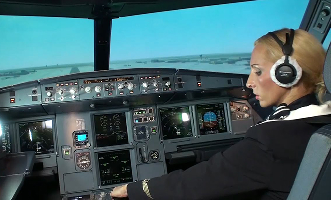 Стюардесса без опыта пытается посадить огромный авиалайнер: видео