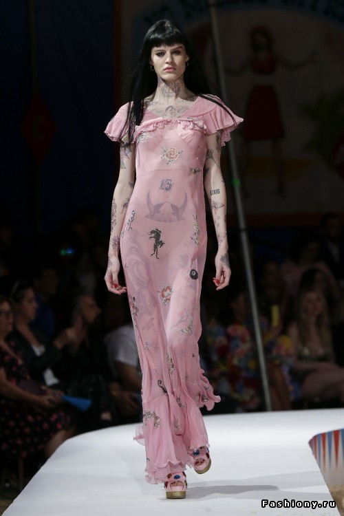 Moschino Круизная коллекция 2019 Moschino Круизная коллекция 2019