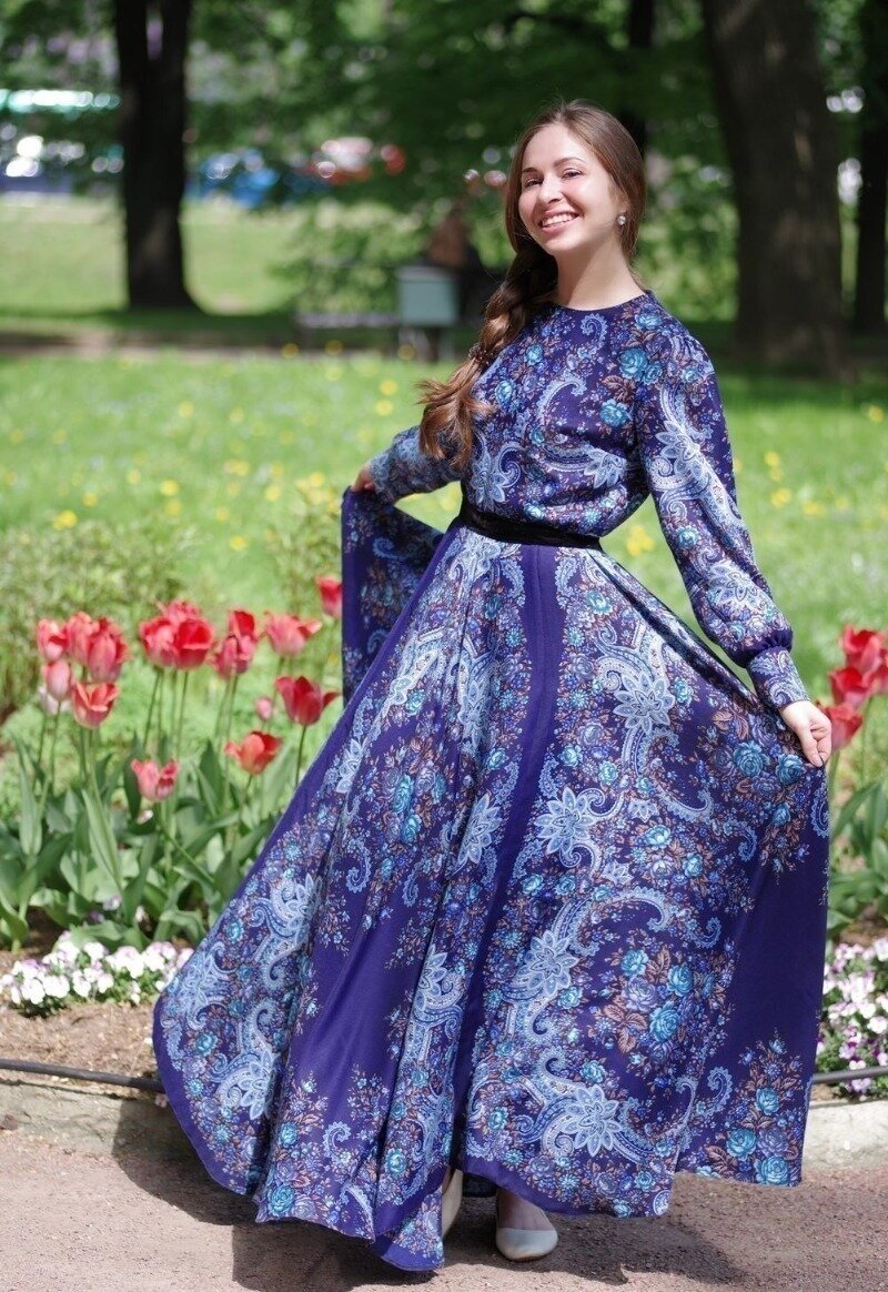 Стоит ли переводить красивые русские платки и делать из них платья, жилетки и сарафаны