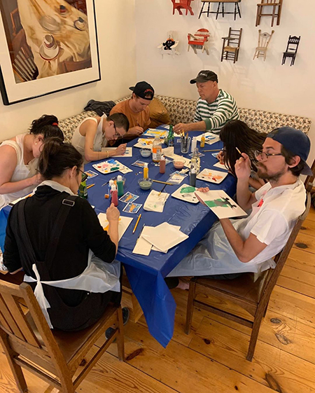 Злосчастная игла и возвращение к истокам: дочь Брюса Уиллиса объяснила, почему он проводит карантин с экс-супругой Деми Мур, а не с женой Звезды,Новости о звездах