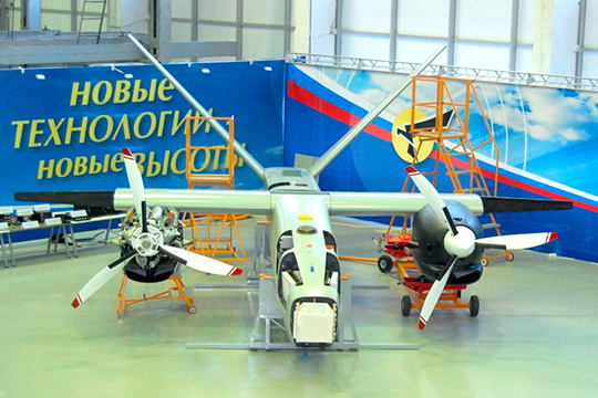  В октябре 2011 года ОКБ им. Симонова (до мая 2014 года – ОКБ „Сокол“) выиграло конкурс минобороны на научно-исследовательскую работу (НИР) „Альтиус-М“. Бюро должно было разработать тяжелый, массой до 5 т, беспилотный летательный аппарат (БПЛА) большой высотности и продолжительности полета