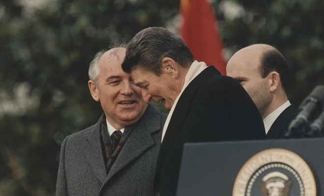 В 1985 году президент США приехал на срочную встречу с Горбачевым. Он просил помощи в защите от инопланетян Рейган, президент, встречи, Горбачев, Горбачевым, президента, Женеве, второй, лидера, встреча, встрече, ноября, из космоса, во время, которого, земляне, националистические, отбросили, в сторону, история