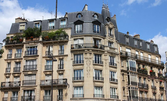 Женщина показала типовую квартиру в Париже: в ее жилье места хватает на одного человека. Видео