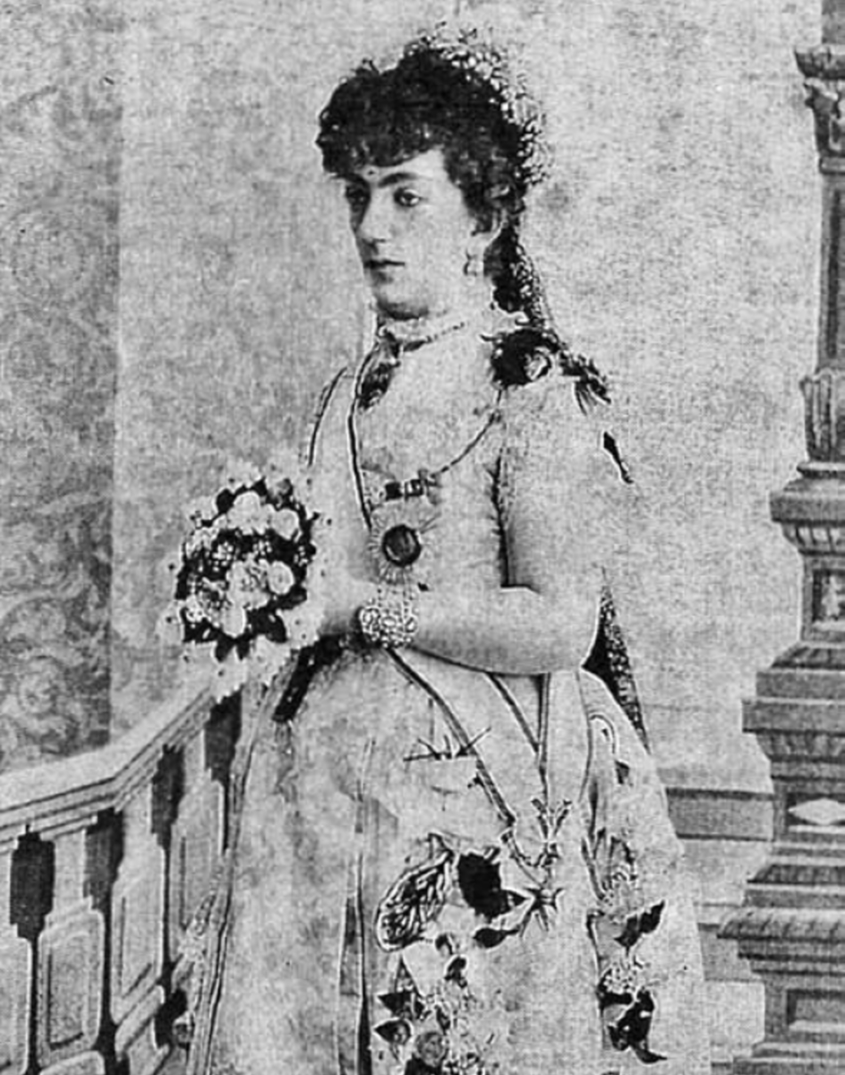 Медиха-султан в придворном платье, около 1885 года