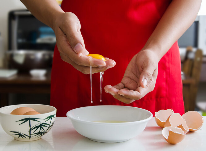 Как отделить желток от белка: 5 самых простых и действенных способов готовим дома,кулинарные хитрости