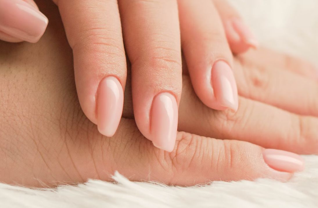 Дерматолог Цыкин назвал способы выявить проблемы со щитовидкой по ногтям