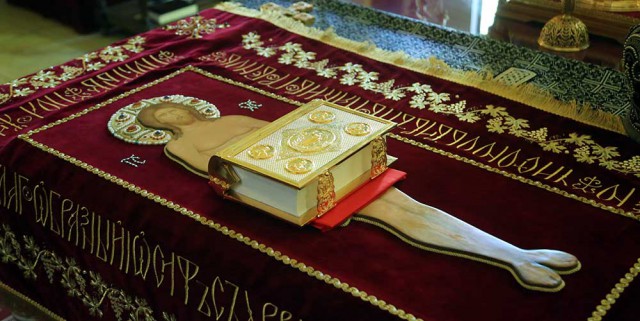 В канун Великой Субботы епископ Серафим совершил утреню с чином погребения Плащаницы Спасителя в Никольском кафедральном собо...