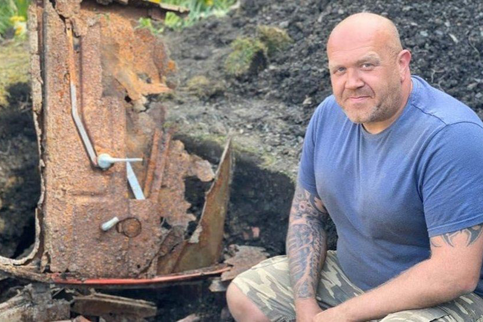 Мужчина делал дренаж газона, но лопата уперлась в металл. Под землей была машина, пропавшая по документам 30 лет назад