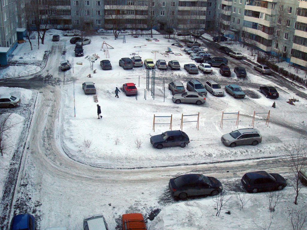 Можно ли парковать машину во дворе жилого дома?