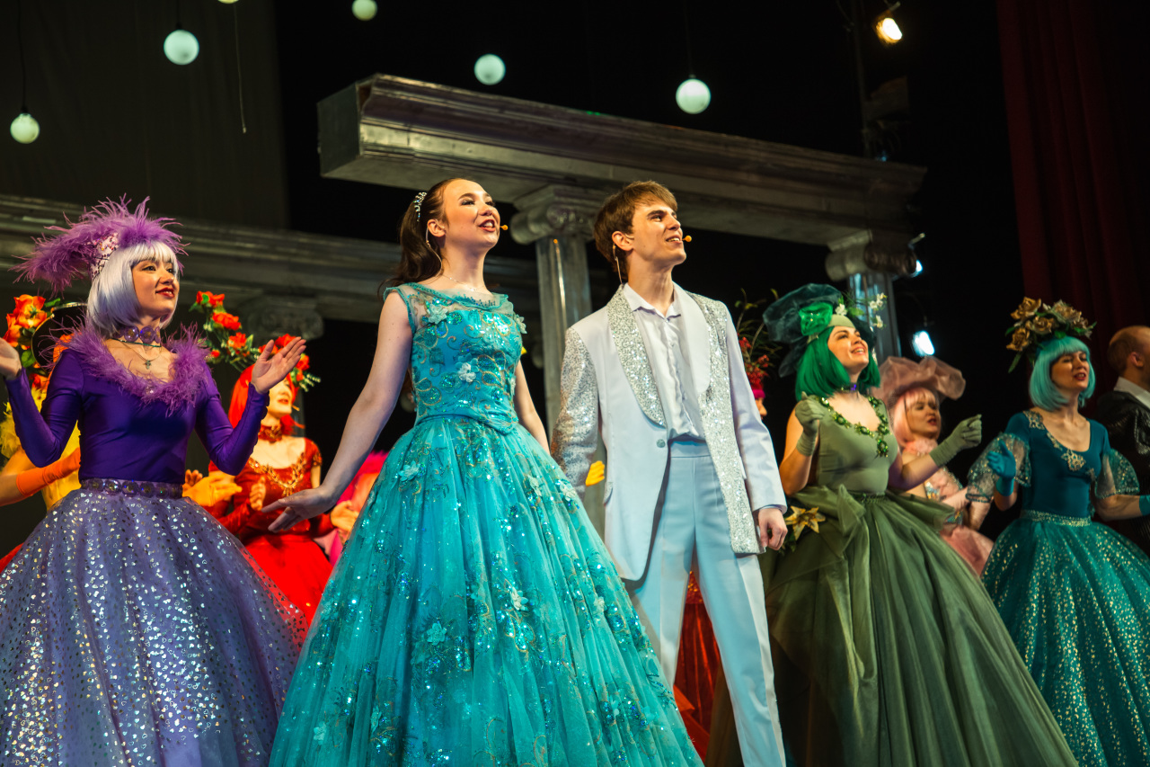 Не маленький принц: В Тверском театре драмы представили музыкальную сказку «Бал для Золушки»