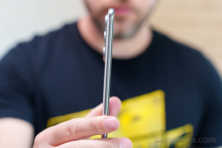 iPhone 17 Air ещё не вышел, а конкуренты уже включились в гонку. Tecno выпустила очень тонкие дешёвые смартфоны Spark 40 Pro и Pro+