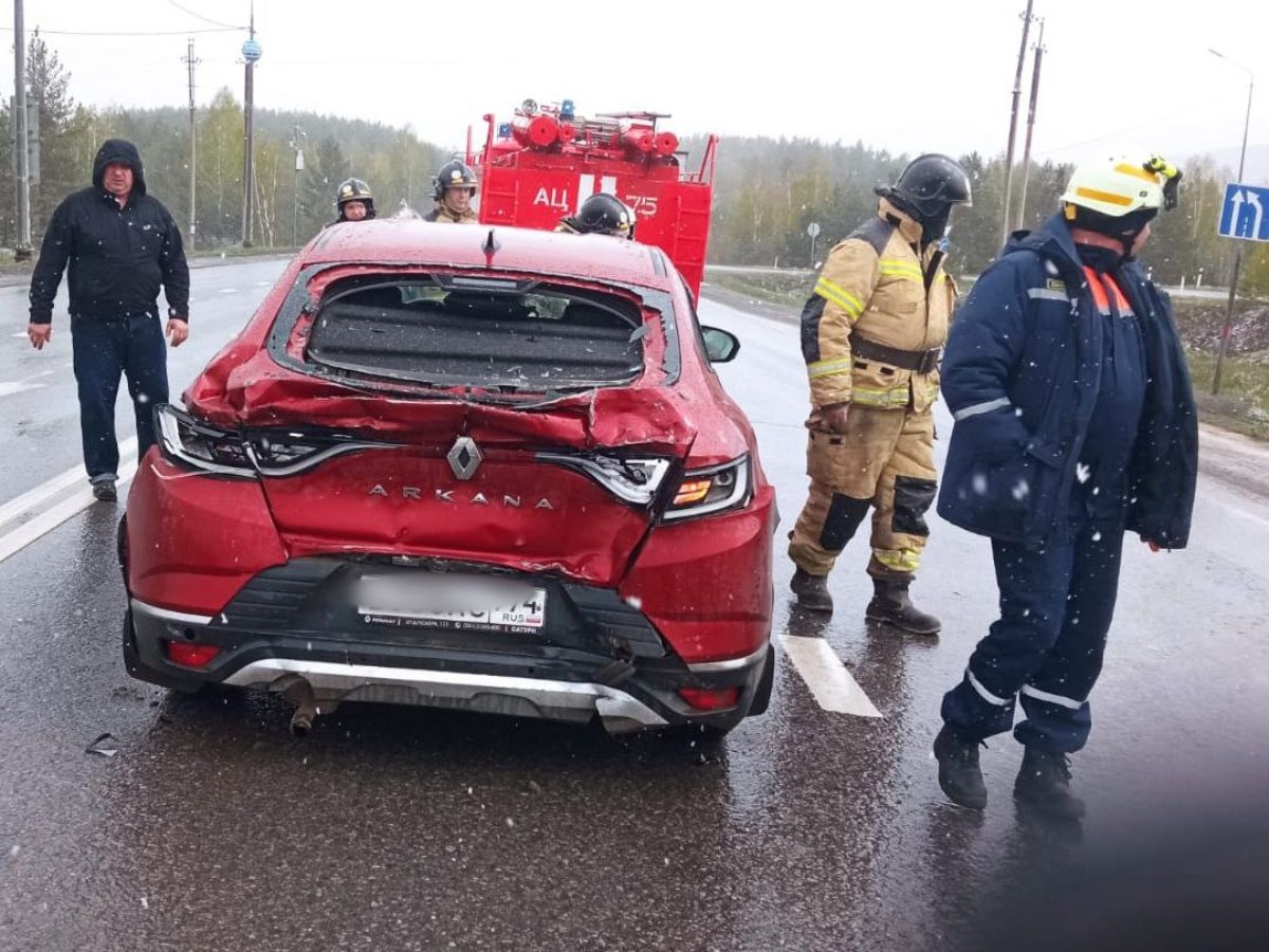 Фура в снегопад врезалась в иномарку на трассе в Челябинской области