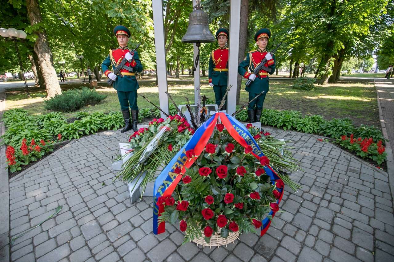 Жители луганска. Памятник жертвам авианалета Луганска. Мемориал жертв бомбардировки администрации ЛУГАНСКС. Памятник в Луганске жертвам обстрела. Памятник погибшим от авиаудара 2 июня 2014. Луганск.