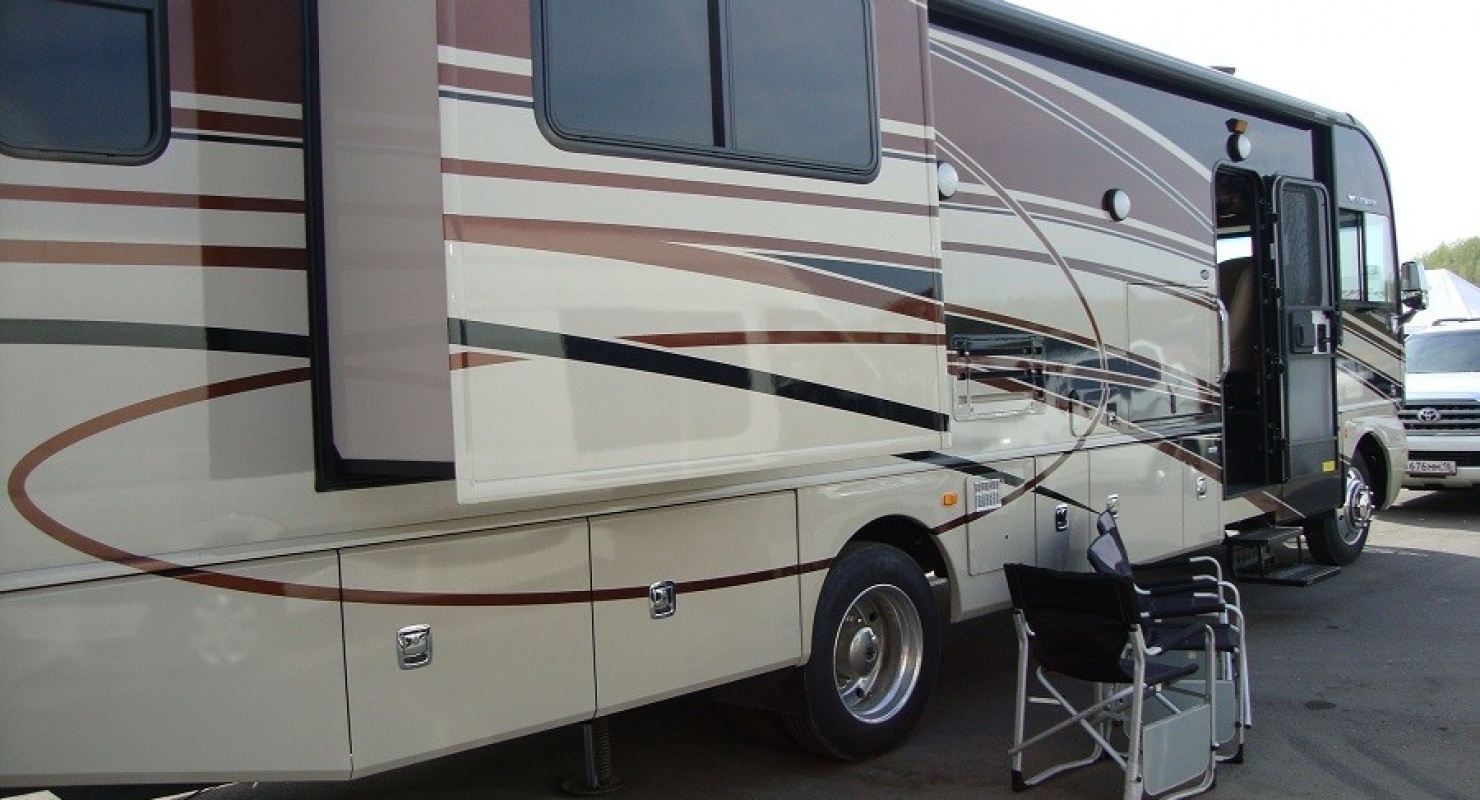 Прицеп с домом на колесах поехал без машины