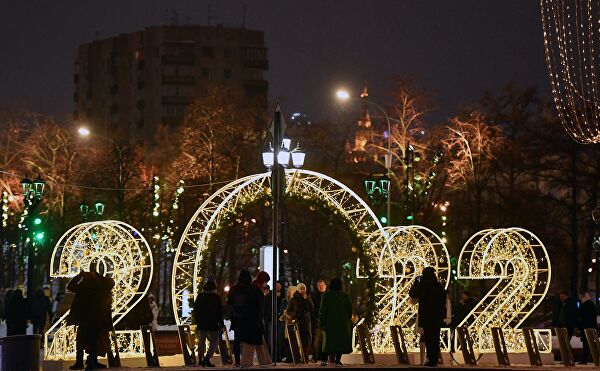 Люди во время празднования Нового года в Москве