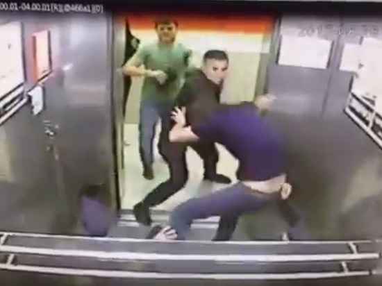 Полиция проверяет видео избиения омичом троих кавказцев в лифте