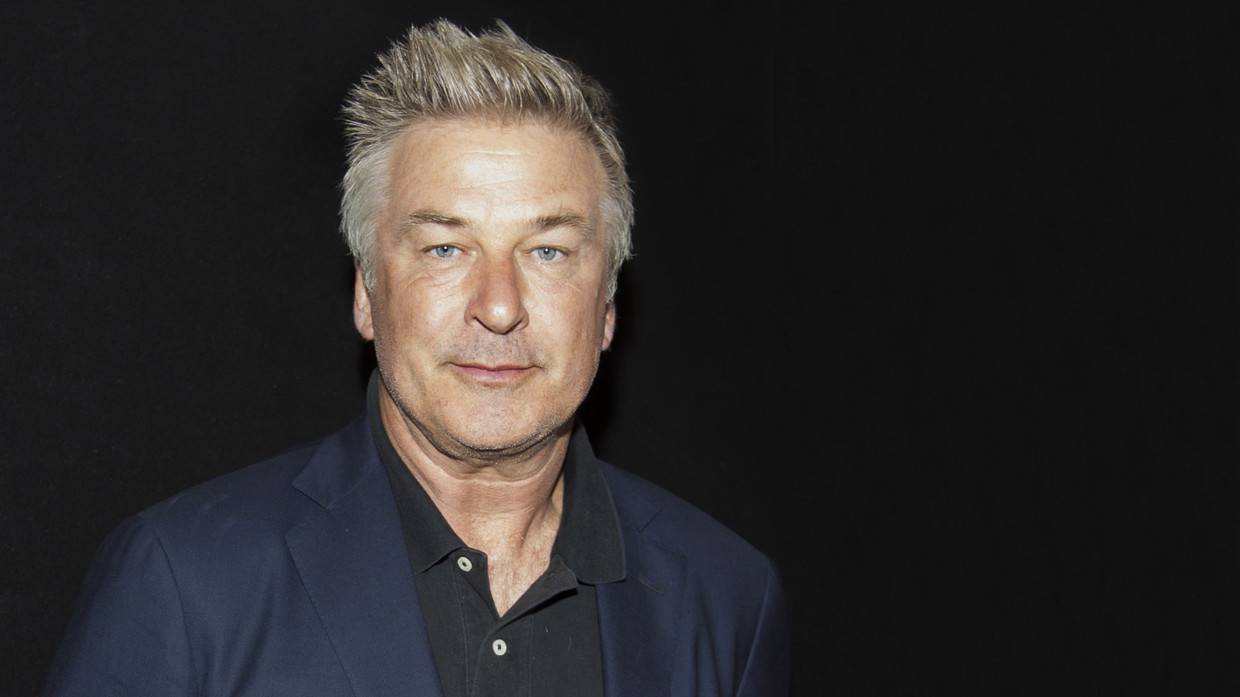 Ассистент режиссера Дэйв Холлс дал Алеку Болдуину ружье, из которого застрелили Хатчинс