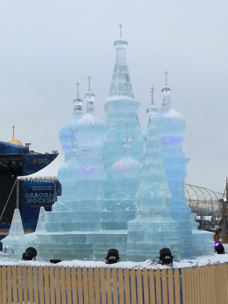 ледяные фигуры в москве на поклонной горе