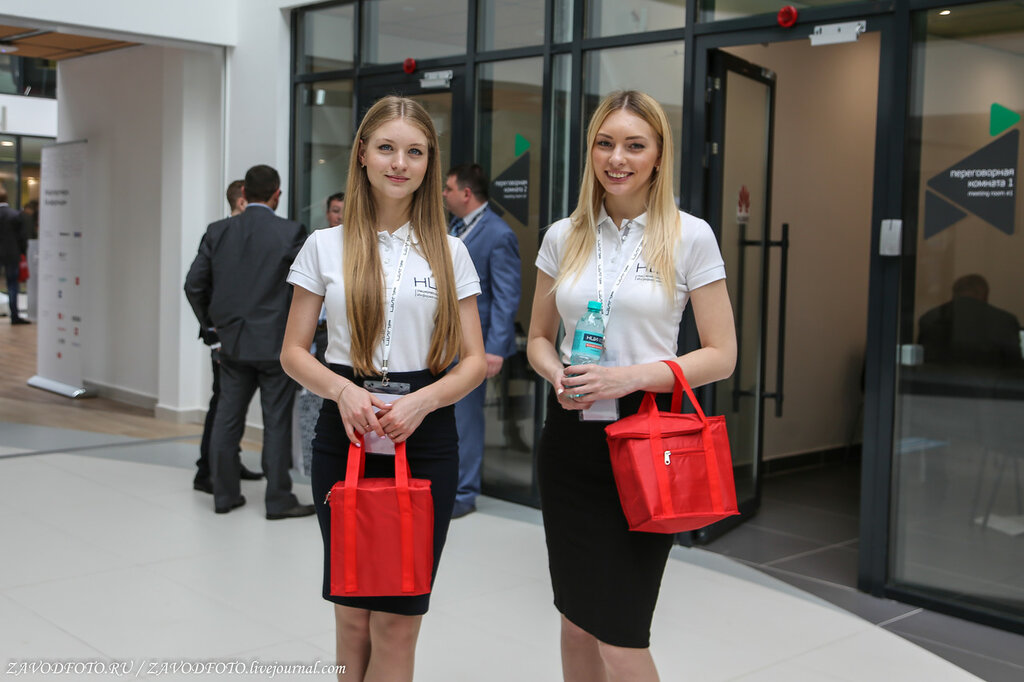 Bank girls. Девушки работницы банка. Красивая работница банка. Сотрудницы банков. Девушки сотрудницы банка.