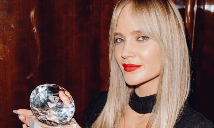 Начавшая карьеру певицы дочь Глюк'OZы была отчислена из школы