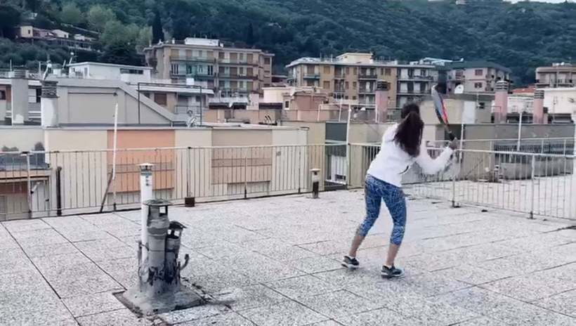 Итальянские теннисистки во время карантина сыграли партию на соседних крышах