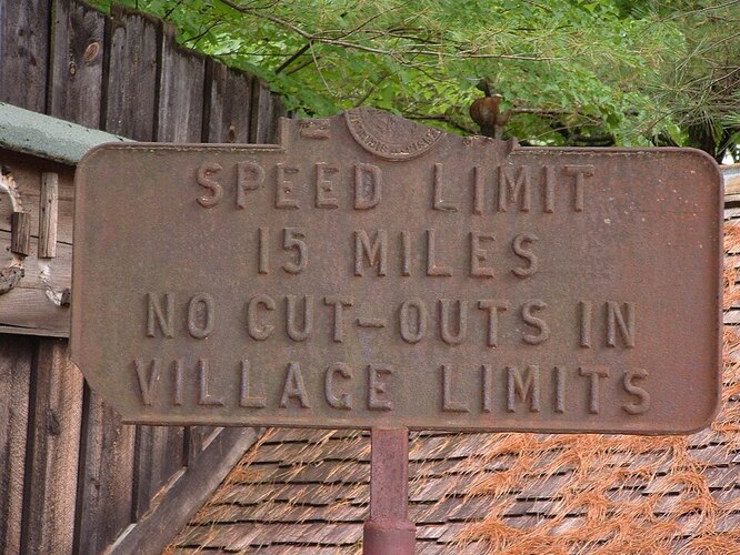 Исторический знак ограничения скорости в Нью-Гэмпшире, США.