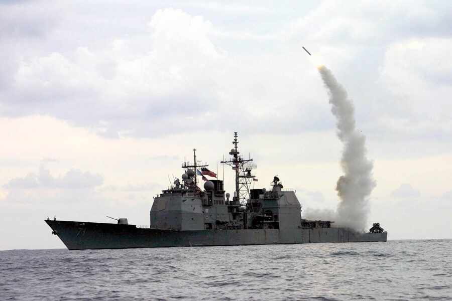 Запуск КР «Томагавк» с борта крейсера УРО типа «Тикондерога»