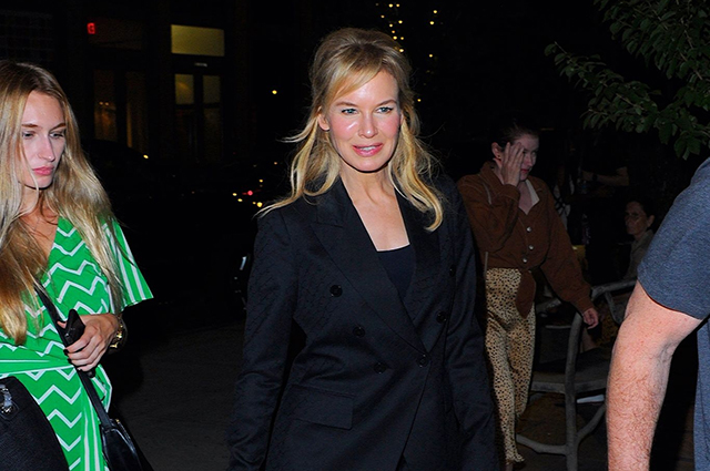 Уличный стиль знаменитости: Рене Зеллвегер в брючном костюме на улицах Нью-Йорка