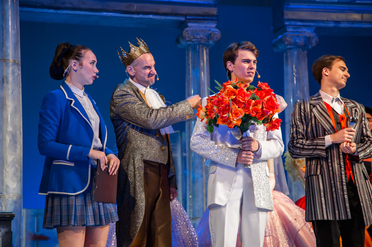 Не маленький принц: В Тверском театре драмы представили музыкальную сказку «Бал для Золушки»