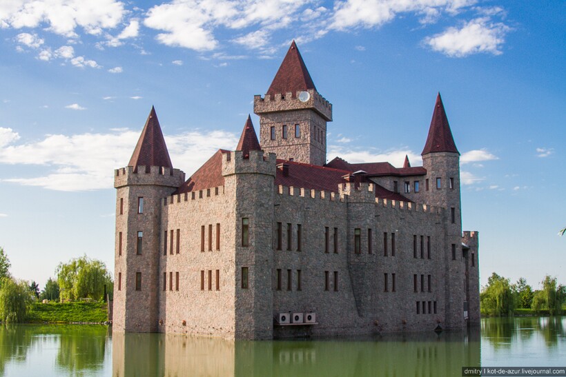 Замок посреди озера. Фото: img-fotki.yandex.ru 
