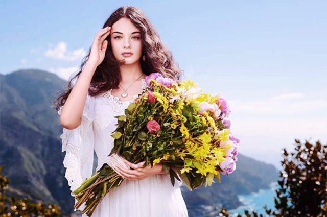 15-летняя дочь Венсана Касселя и Моники Беллуччи стала лицом нового аромата Dolce &amp; Gabbana