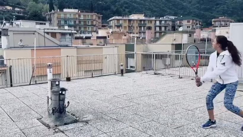 Итальянские теннисистки во время карантина сыграли партию на соседних крышах