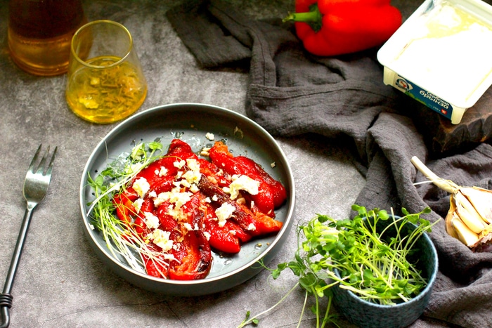 Запеченные перцы с чесноком и брынзой перцы, запечь, перцев, можно, перцем, сыпать, солью, слегка, посыпать, блюдо, 34Выложить, полосками ШАГ, Сезонная, сверху, перец, Нарезать, удалить, семена, плодоножку, кожицу