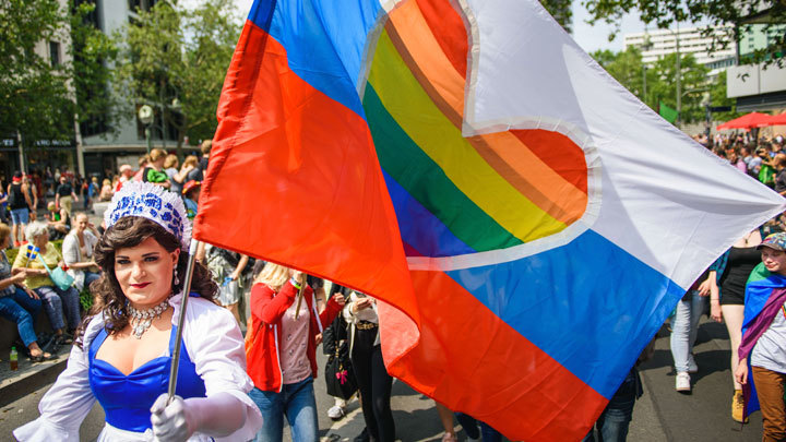 Радужный подарок: Иностранные агенты перешли в наступление на Россию