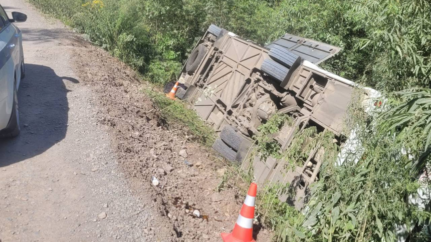 В Красноярском крае опрокинулся автобус с туристами, пострадали 25 человек