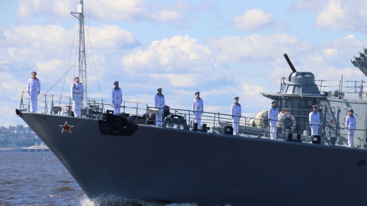 Более 70 боевых кораблей ВМФ РФ выполняют задачи в Мировом океане