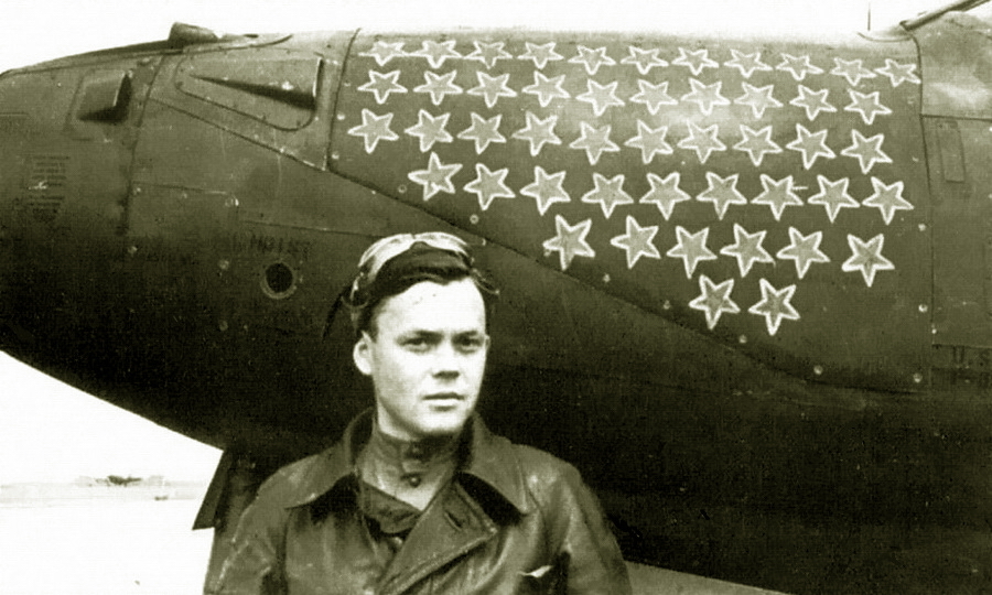 ​Григорий Речкалов на фоне своей «Аэрокобры» — пожалуй, самой известной в ВВС КА. Фото 1944 года - «Эксперт за сотню» в обмен на двух Героев | Warspot.ru