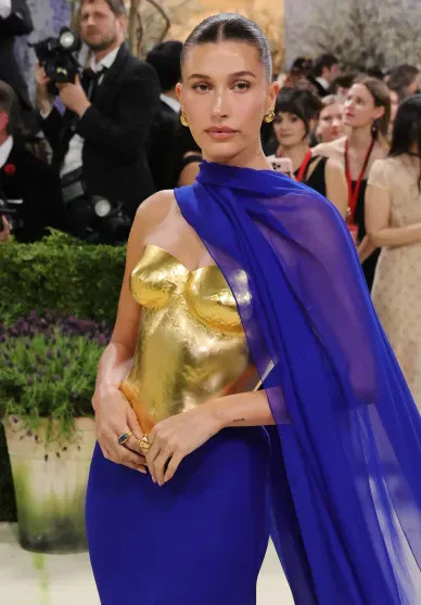 13 неудачных образов Met Gala: Хайди Клум в образе статуи, Хейли Бибер в золоте и 