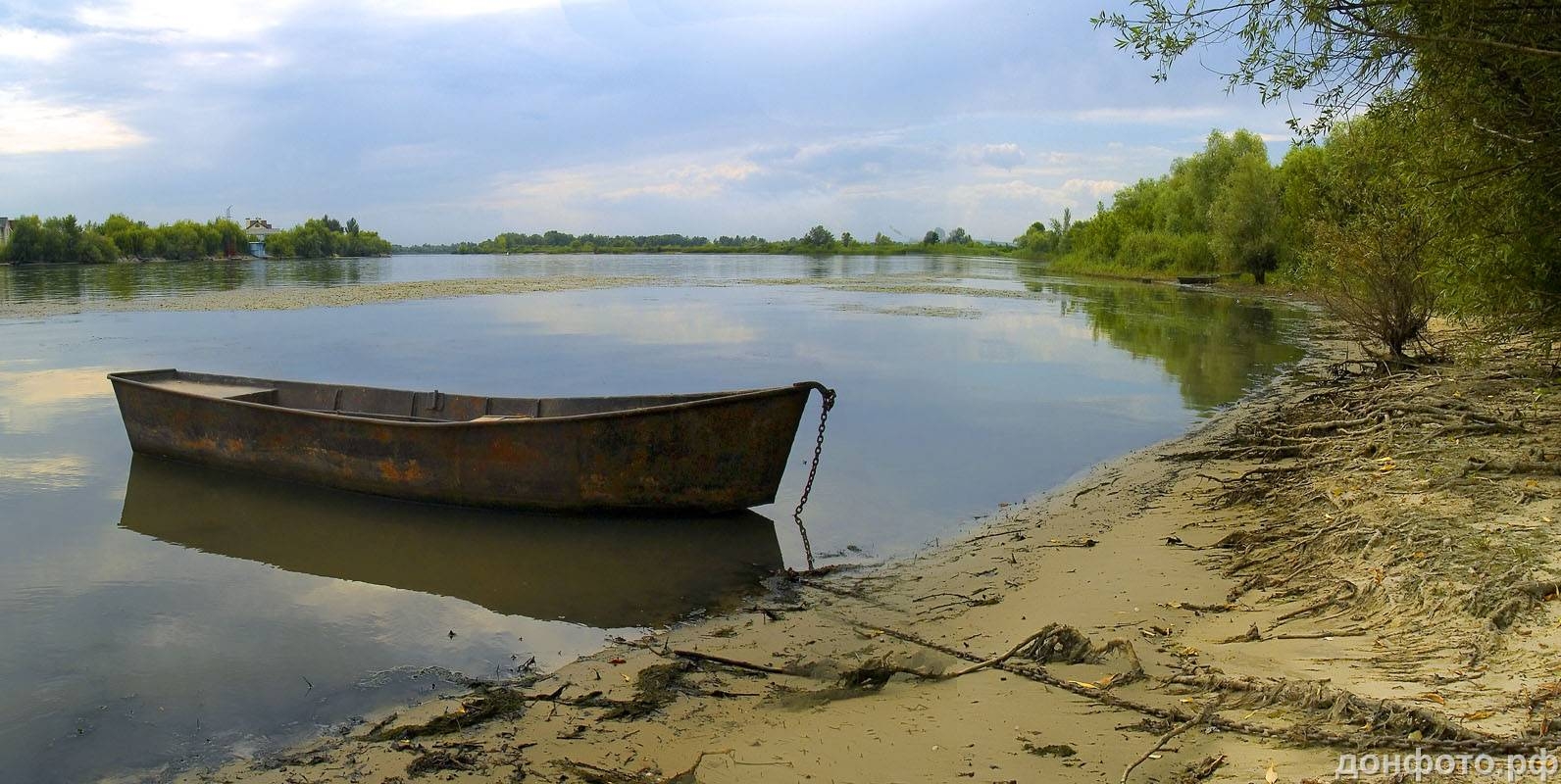 лодка с отражением неба