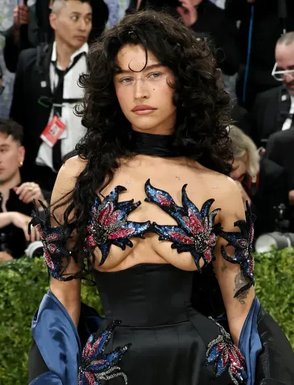 13 неудачных образов Met Gala: Хайди Клум в образе статуи, Хейли Бибер в золоте и 