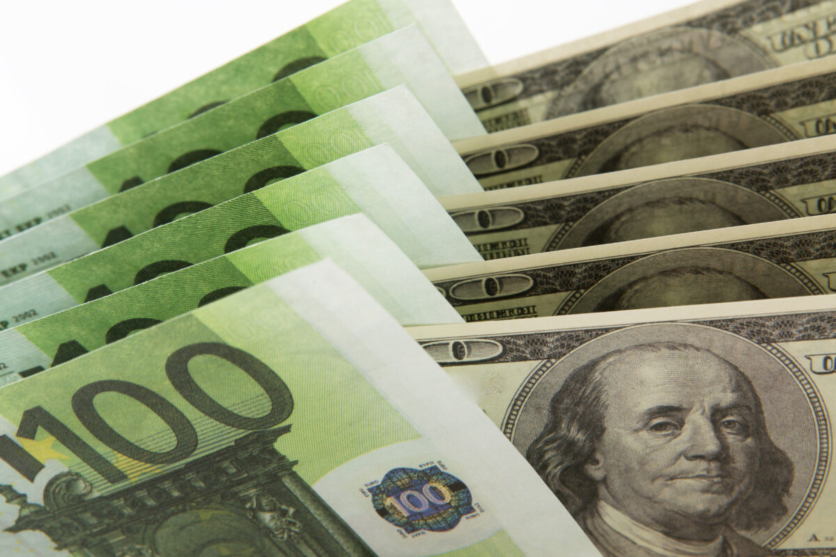Курс доллара продолжает стремительно падать на Мосбирже